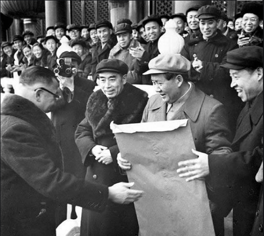1622699614932799.png 1956年1月北京各界庆祝社会主义改造胜利联欢大会—工商界代表乐松生向毛主席献报喜信.png